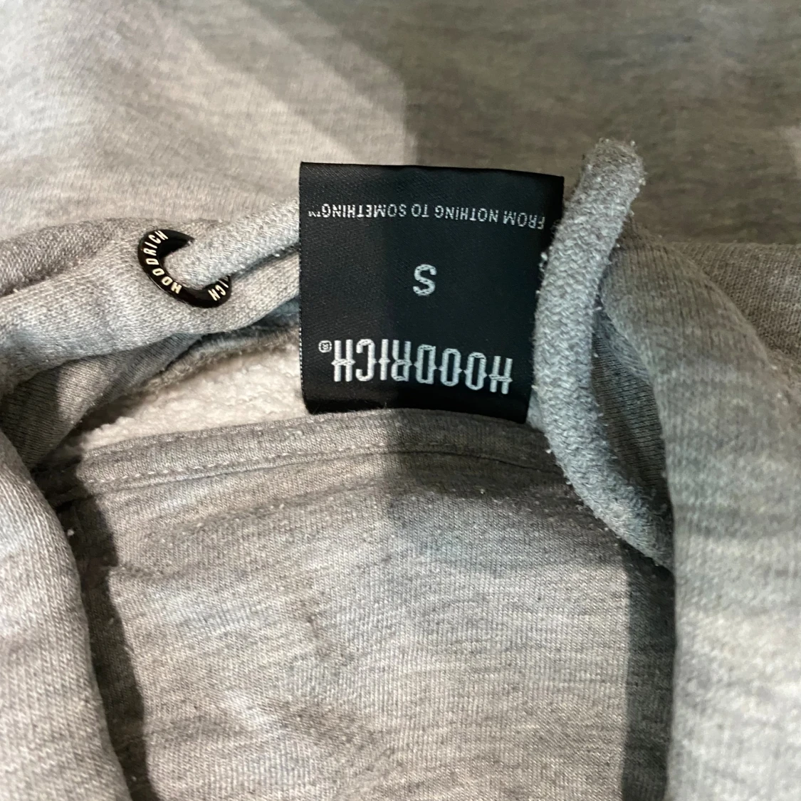 Grå hoodie från Hoodrich med tryck - 2