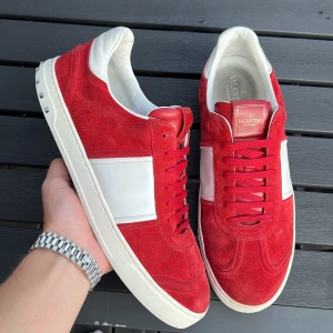 Valentino flycrew (box, dustbag ingår!) - Säljer nu dessa sjukt feta flycrews! Size: 45! Skick: 9/10 extremt bra skick! Alla nitar kvar! Inga sömmar har släppt! Dessa skor har slutat tillverkats och är riktigt rare, speciellt i såhär bra skick! Vad ingår? Valentino box och Valentino dustbag! Kan gå ner i pris vid snabb affär! Hör av dig vid minsta lilla fundering 🤩