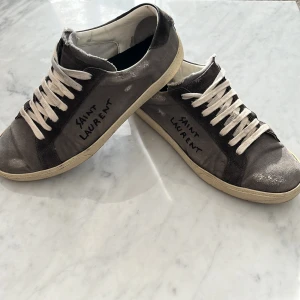 Ysl 06 Court Classic - Säljer nu dessa feta skorna från Yves Saint Laurent. Eftertraktad modell. Är ordentligt använda men har fortfarande mycket kvar att ge. Ett problem som alla äldre ysl skor har, är att sulan börjar lossna lite efter många års användning. Därför skulle den behöva lämnas in hos en skomakare för limning av sulan. En tvätt av skosnörena skulle också fräscha upp dom ordentligt. Allt detta sätter priset lägre. 
