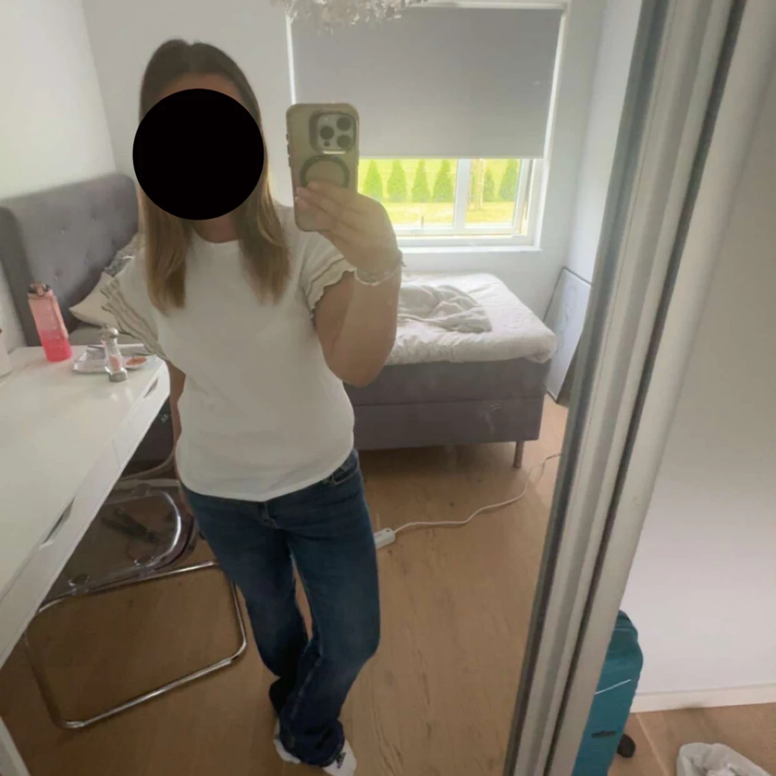 Vit t-shirt med volangärmar