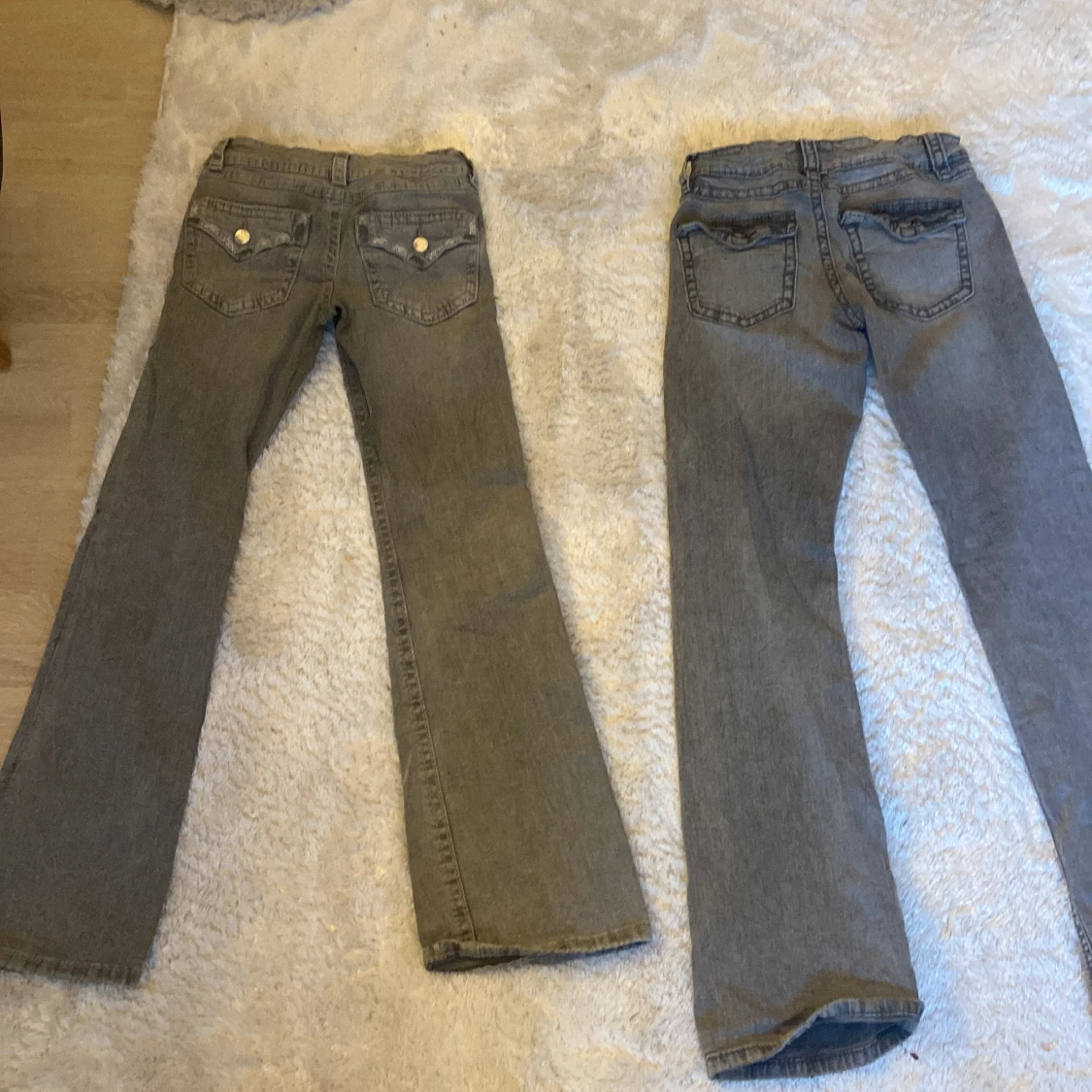 Grå bootcut jeans med detaljer. Båda jeansen för 500kr. - 1