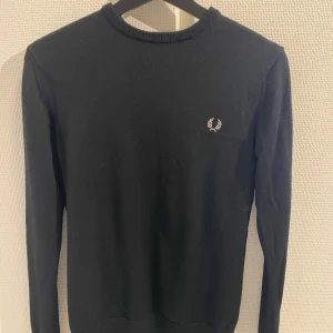 Svart merinoulltröja Fred Perry  - Säljer en svart långärmad tröja från Fred Perry i 100% merinoull. Står s men sitter som xs