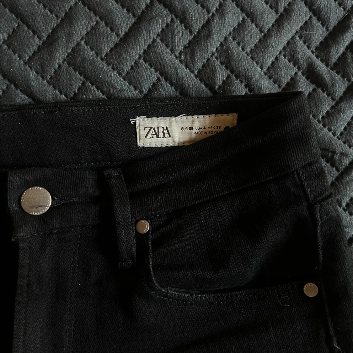 Svarta bootcut jeans från Zara - 2