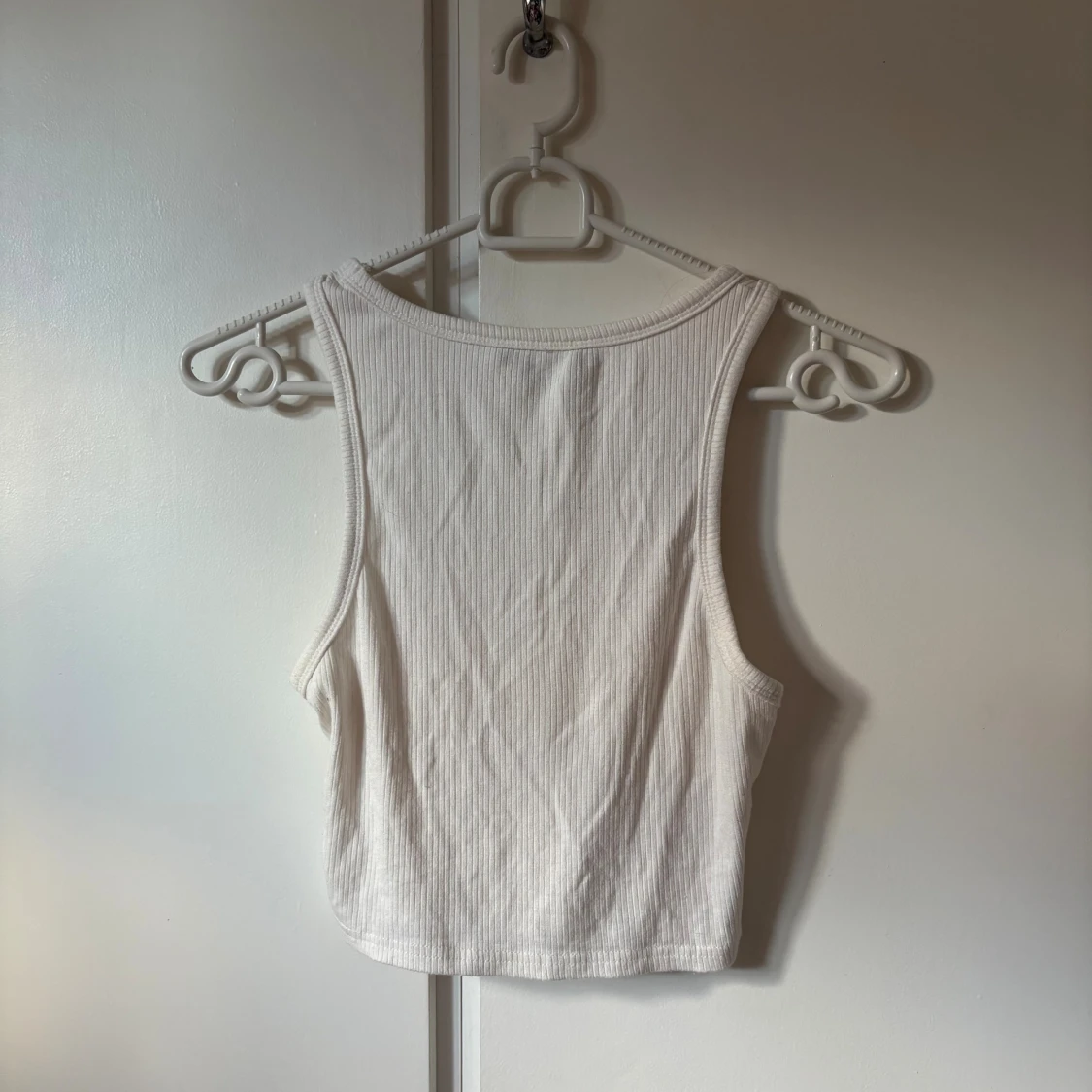 Vit ribbad linnetopp från SHEIN - 1