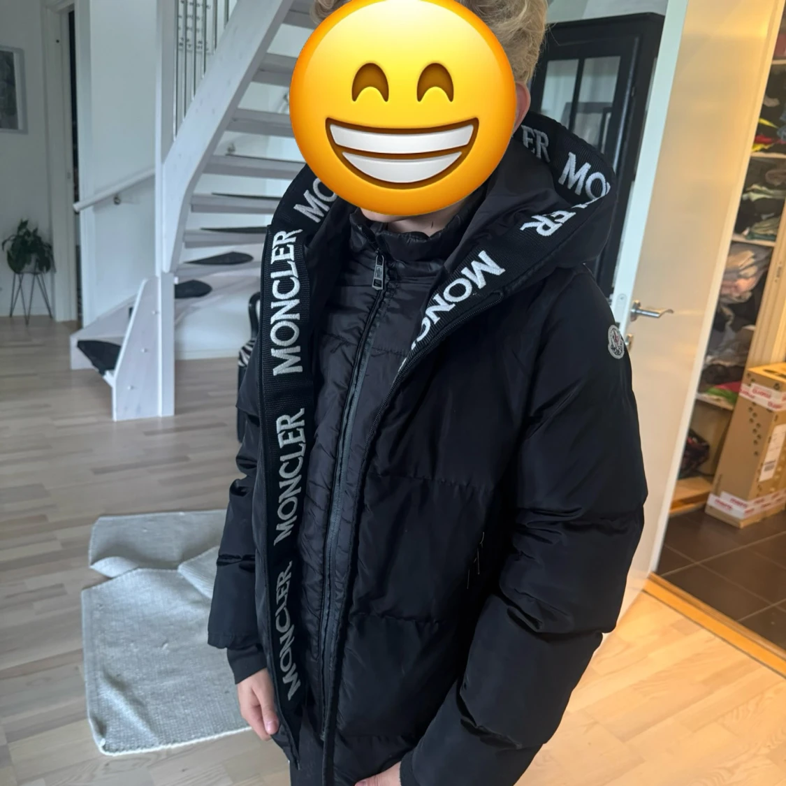 Svart Moncler pufferjacka med huva - 1