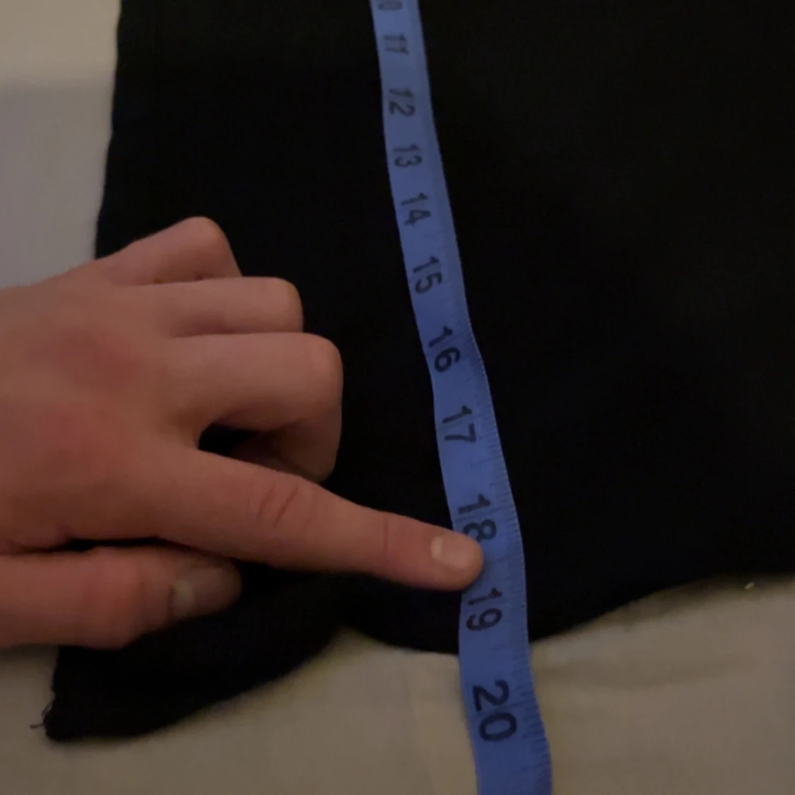 Svart piké t-shirt med krage - 1