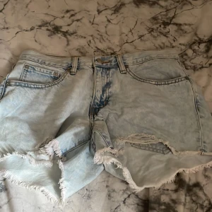 Ljusblå jeansshorts - Säljer ett par ljusblå jeansshorts från lager 157. Har bara använt 1 gång och jag säljer de för de är lite för stora.