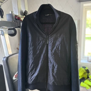 J.Lindeberg hybrid jacka - tjena säljer en Stickad j.lindeberg hybridjacka köpt här på plick nyskick förutom att dragkedjan fastnar ibland. Är själv 1.80cm 60kg och den sitter lite pösigt. 