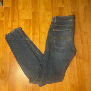  Nudie Jeans  - Säljer ett par mörkblå jeans från Nudie Jeans i modellen Lean Dean. Väldigt snygga och bra skick, finns lite små tecken på användning! Skick 7,5/10. Hör av dig vid minsta lilla funderingen! 
