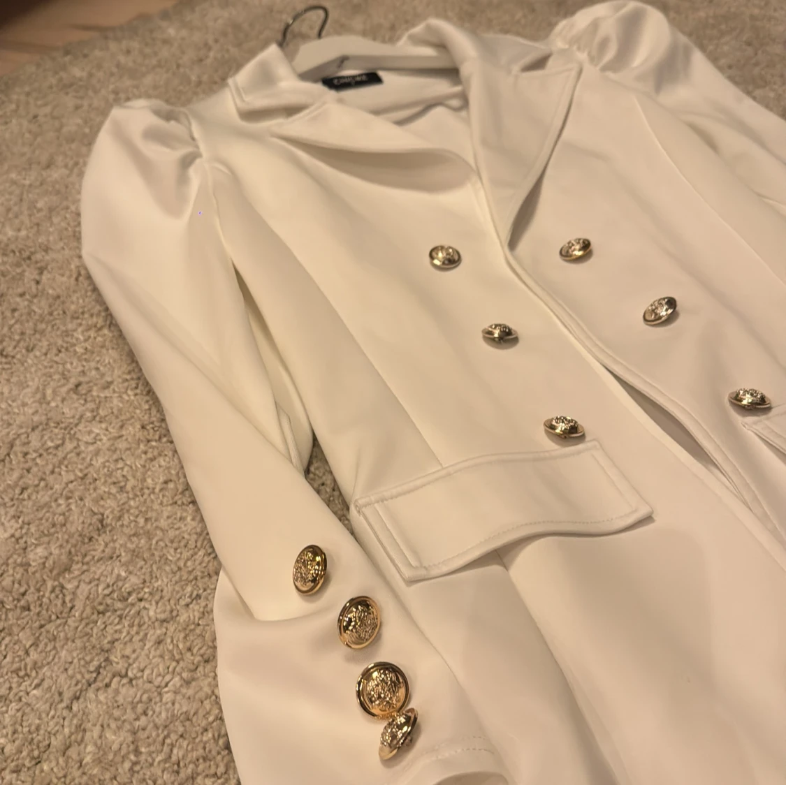 Vit kavaj me guld knappar  - 2