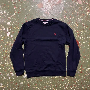 Us Polo Assn tröja  - Säljer en snygg tröja från Polo Assn|| storlek S|| skick mycket bra|| nypris ligger på 400+|| hör av dig vid frågor 🔥 