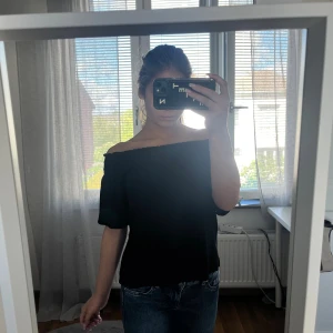 Svart offshoulder topp Gina - Säljer en svart offshoulder topp från Gina Tricot i storlek XS med korta ärmar och smockad resår upptill. 