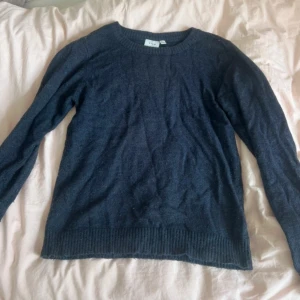 Mörkblå stickad tröja från Vila - Jättefin, basic tröja - perfekt nu till hösten! Snygg att matcha med jeans eller kjol, säljer då jag har många liknande. I bra skick. 
