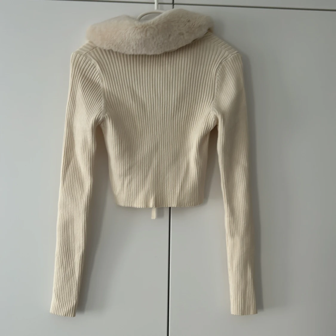 Beige ribbad tröja med fuskpäls från Zara - 2