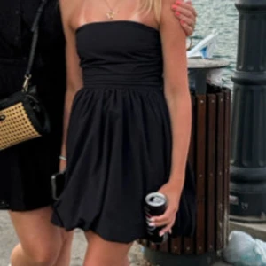 svart ballongklänning - finaste klänningen!!! Endast använd en gång💕tryck gärna på köp nu