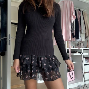 Svart volang kjol med rosa blommor - Så söt kjol med volang 🫰🫰🫰