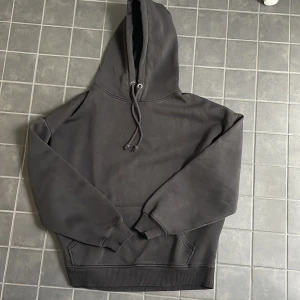 Svart hoodie från BikBok med huva - Svart hoodie från BikBok i storlek M. Tröjan har en klassisk huva med snörning.