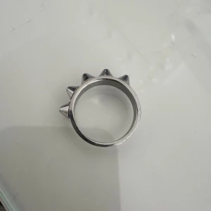 Silvrig ring med nitar från Edblad  - Cool ring i silverfärgad metall med fem spetsiga nitar runt hela ringen. 