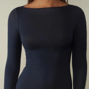 Mörkblå Intimissimi topp - En jättefin mörkblå populär topp från Intimissimi i väldigt fint skick, använd en del. ”Boat neck ultralight tröja i modalkashmir” 🩷 Nypris: 489kr 