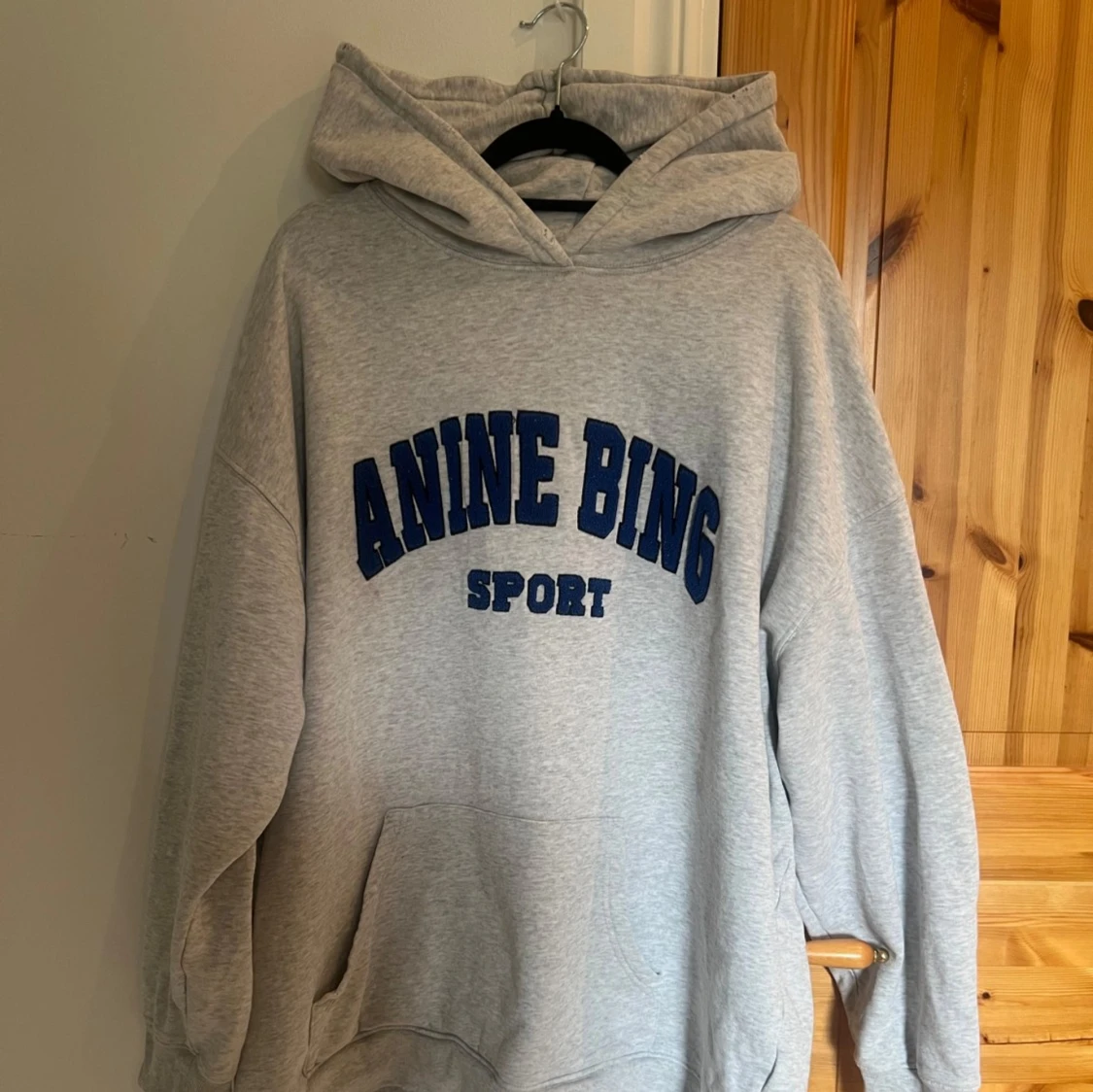 Grå hoodie från Anine Bing
