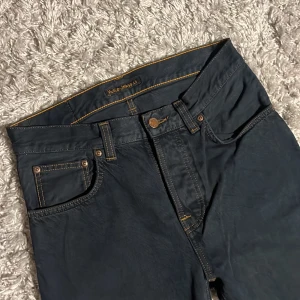 Nudie Sleepy Sixten  - Svarta Nudie jeans i modellen Sleepy Sixten som har en straight passform. De är i storlek 28/30 och är avklippta längst ner eftersom de satt längre än L30 så är ca L30 nu. Bara att skriva över frågor och funderingar.