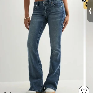 Blå bootcut jeans från True Religion - Säljer mina true religon jeans men rosa detaljer på fickorna säljer då som tyvär är för stora