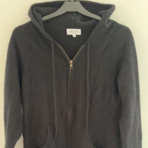 Kashmir hoodie Svart Davida Cashmere - Mjuk och lyxig svart hoodie från Davida i kashmir. Storlek M men passar mer S / XS. Har hål på armen (se bild 2). Nopprig men annars bra skick.