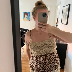 Leopardmönstrad linnetopp från Ester Elenora - Supersöt linnetopp från Ester Elenora med leopardmönstrad nederdel i brunt och beige samt överdel och kant i ljus spets. Perfekt att styla med jeans eller kjol🎀 Tröjan känns som En S💕