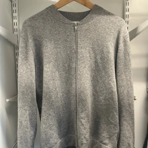 Soft goat kofta - Hej, säljer denna sjukt snygga Soft Goat koftan i storlek M, tröjan är 100% kashmir och väl omhändertagen utan defekter, kan även passa S