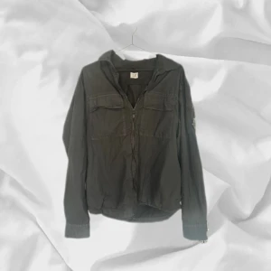 C.P. Company Windbreaker - Snygg jacka från C.P. Company i svårt färg – enkel att matcha och skön att bära. Ett stilrent val, noggrant utvalt med omsorg av AM Clothing.  📩 Frågor? Hör gärna av dig! 📲 Följ oss här på Plick för fler uppdateringar. ♻️ Tack för att du handlar mer hållbart med AM Clothing!