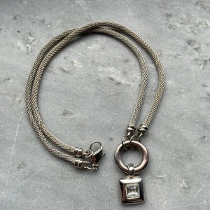 Silverfärgat halsband - Silverfärgat halsband med berlock💕
