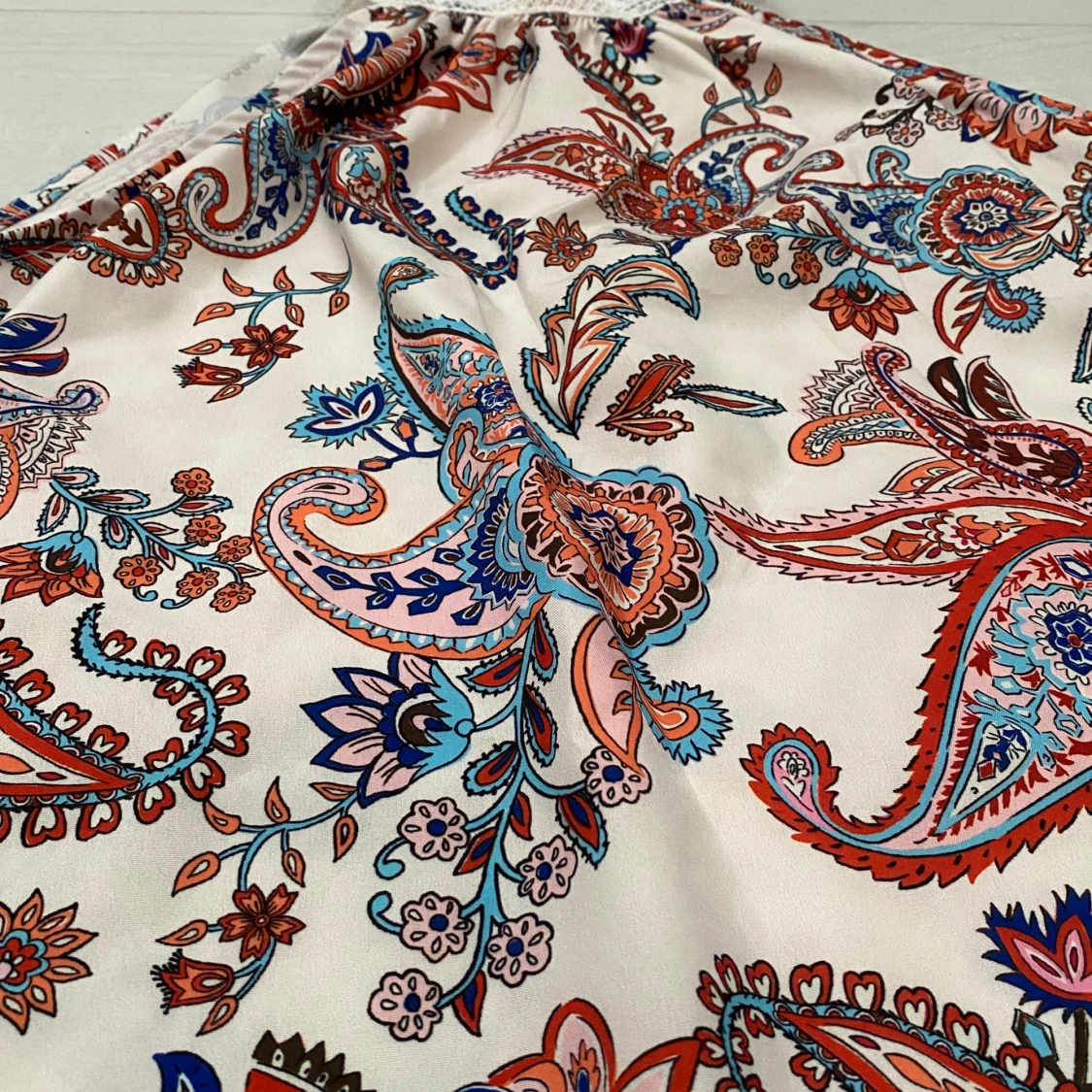 Vit topp med paisleymönster - 2