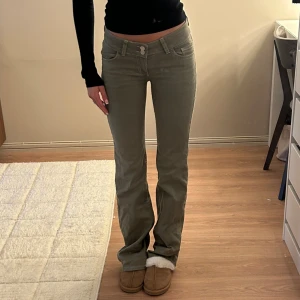 Gröna jeans - Supper snygga och populära gröna jeans ifrån NELLY. Lågmidjade bootcut. Strlk 34. Super bra skick, nästan aldrig använda. Kommer endast sälja vid bra bud.