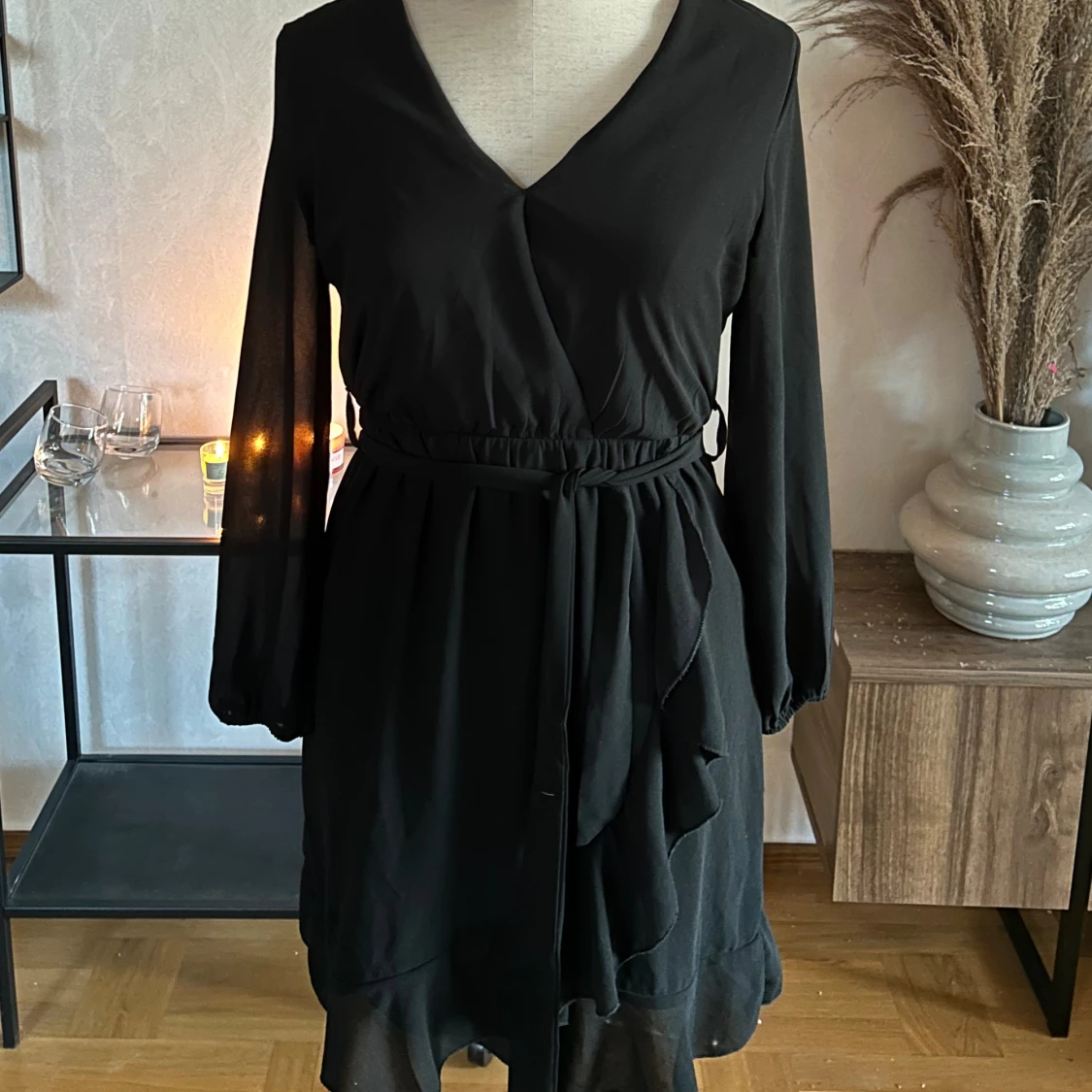 Svart omlottklänning med volang