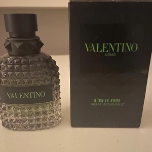 Valentino Uomo Born In Roma parfym - Valentino Uomo Born In Roma Green Stravaganza är en lyxig herrparfym i en cool, mönstrad glasflaska med svart och grönt. Flaskan har nitar och en robust svart kork. Kommer med originalkartong i svart med grön text. Är andvänd ett fåtal gånger, de är ca 35 ml kvar, tveka inte vid någon fundering 😊