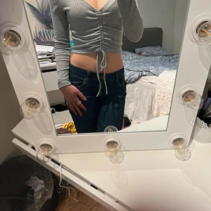 Grå topp - Grå topp med scrunch i mitten