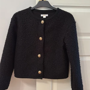 Svart kofta från Gina Tricot - Svart kofta i bra skick, har inte använt den.