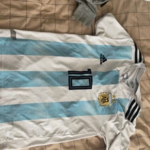 Argentina Messi 10 Adidas fotbollströja - Säljer en officiell Argentina fotbollströja från Adidas med Messi och nummer 10 på ryggen. Säljer för 400 priset kan diskuteras 
