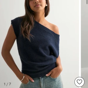 Offshouler tröja Nelly  - Säljer denna super fina offshoulder tröjan från Nelly. Köpte för nån enstaka vecka sen och oanvänd men har inte kommit till någon direkt användning 