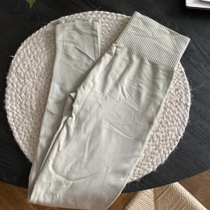 Beige seamless täningstights XS från lager 157 - Snygga beige seamless leggings från 157 i storlek XS. De har en bred ribbad midja som sitter högt och ger extra stöd. Materialet är stretchigt och mjukt, perfekt för träning eller chill.