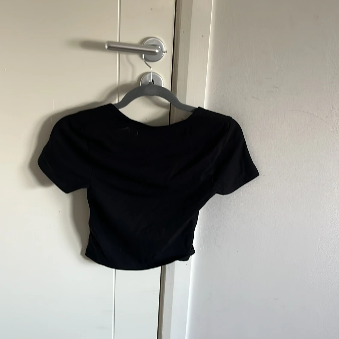 Svart croppad topp med fyrkantig ringning - 1