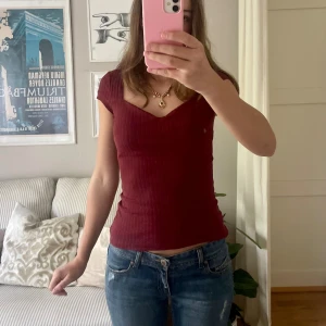 Vinröd t-shirt - Super söt och höstig t-shirt från Anna Field🥰 Använd fåtal gånger 