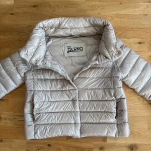 Herno jacka  - Säljer denna jacka från Herno i mycket bra skick, endast använd någon gång. Nypris 5249. 