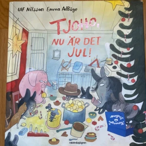 Adventskalendern Tjoho, nu är det jul!  - En rolig och spännande adventsbok om grisen Raffe som flyttar ut i skogen och firar jul med nya vänner. Fylld av humor, knasigheter och julstämning – perfekt för unga som vill ha en mysig och tänkvärd berättelse under december.