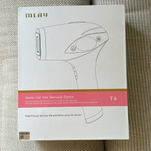 MLAY T4 IPL hårborttagningsapparat - MLAY T4 IPL hårborttagningsapparat i vit och roséguld med digital display. Kommer med strömkabel, skyddsglasögon och användarmanual. Perfekt för smidig och effektiv hårborttagning hemma med modern teknik.