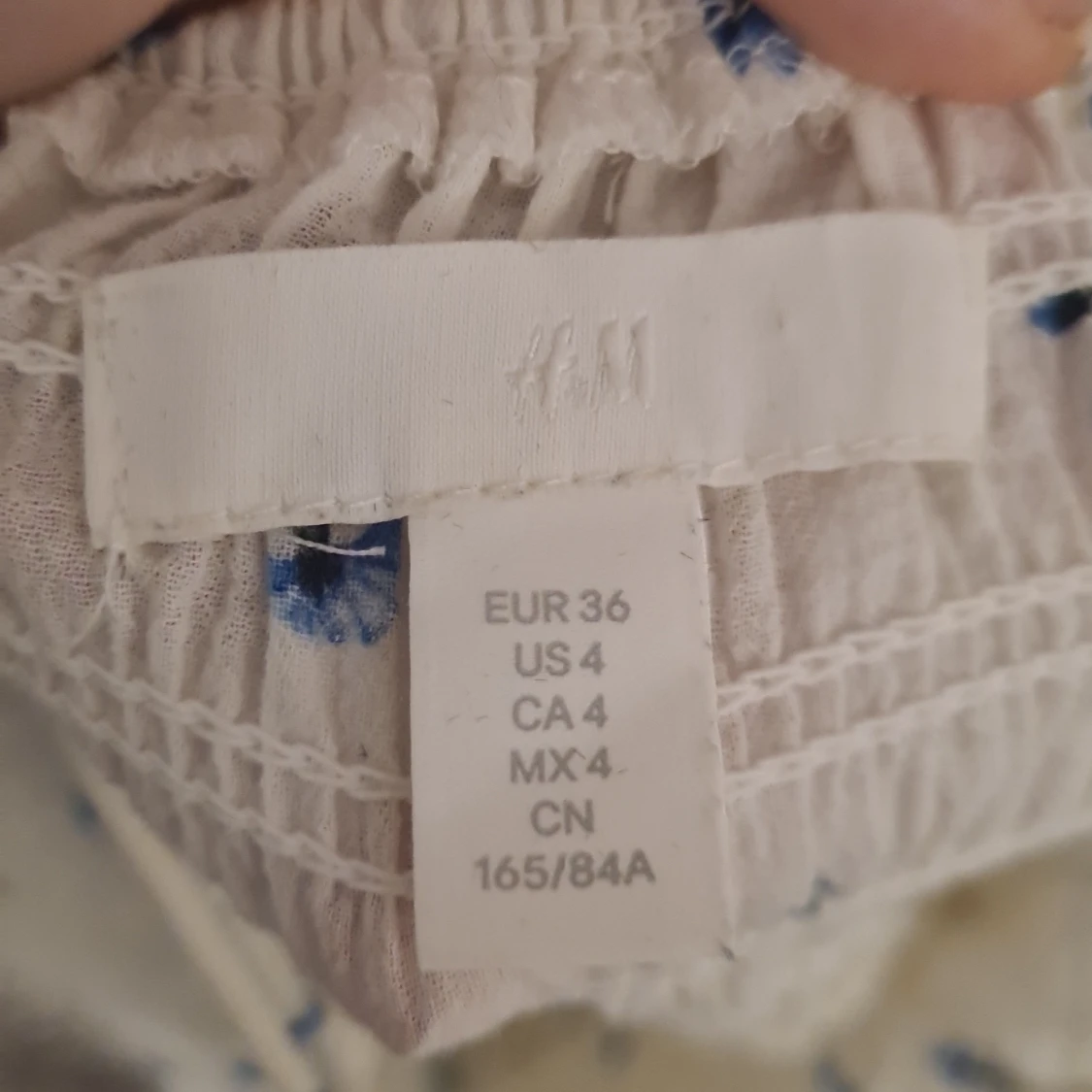 Vit blommig jumpsuit med knytband - 4