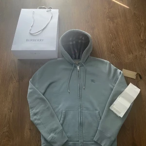 Burberry kofta - Kvittot finns, kommer med kvitto,original paket och tagg