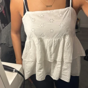 vit topp - Superfin vit topp ifrån Gina young, aldrig använd och prislapp kvar. Storlek 170, original pris 250kr, säljer för 170kr