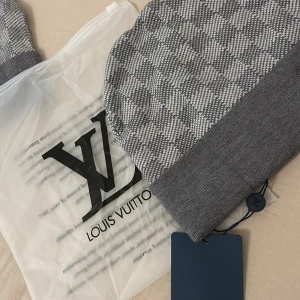 Rutig mössa gråvit  - En rutig gråvit mössa sitter tajt och bra på huvudet. Perfekt till höst och vintern 