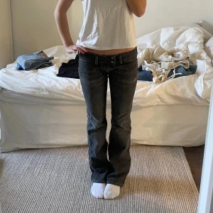 Svarta bootcut jeans disel  - Säljer ett par svarta bootcut jeans från Disel med låg midja. Midjemåttet är 41 cm tvärs över och inneberslängden är 75 cm 💕